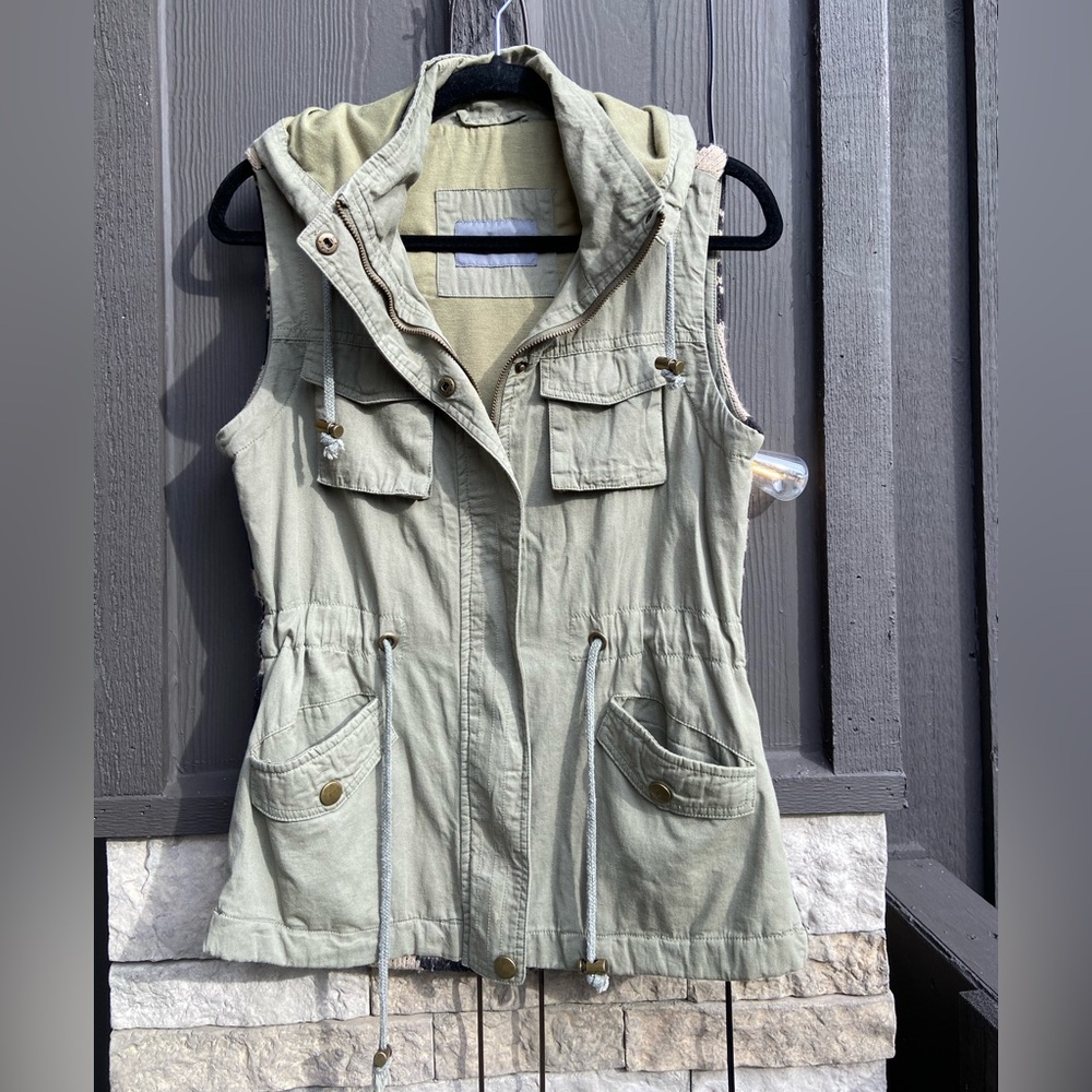 Fashionomics Olive & Aztec Patterned Vest Size Small